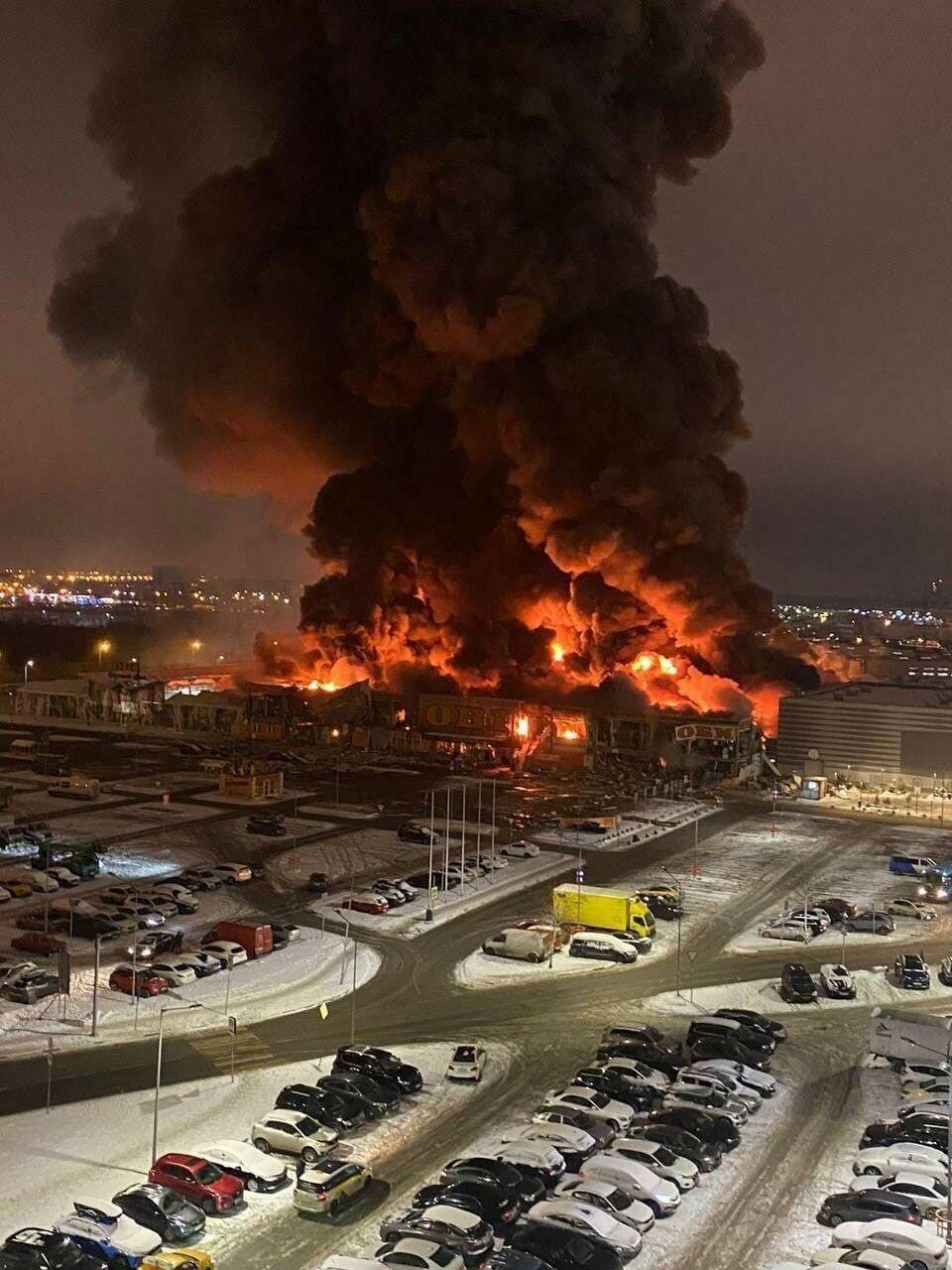 Сильный пожар в крупном торговом центре в Москве