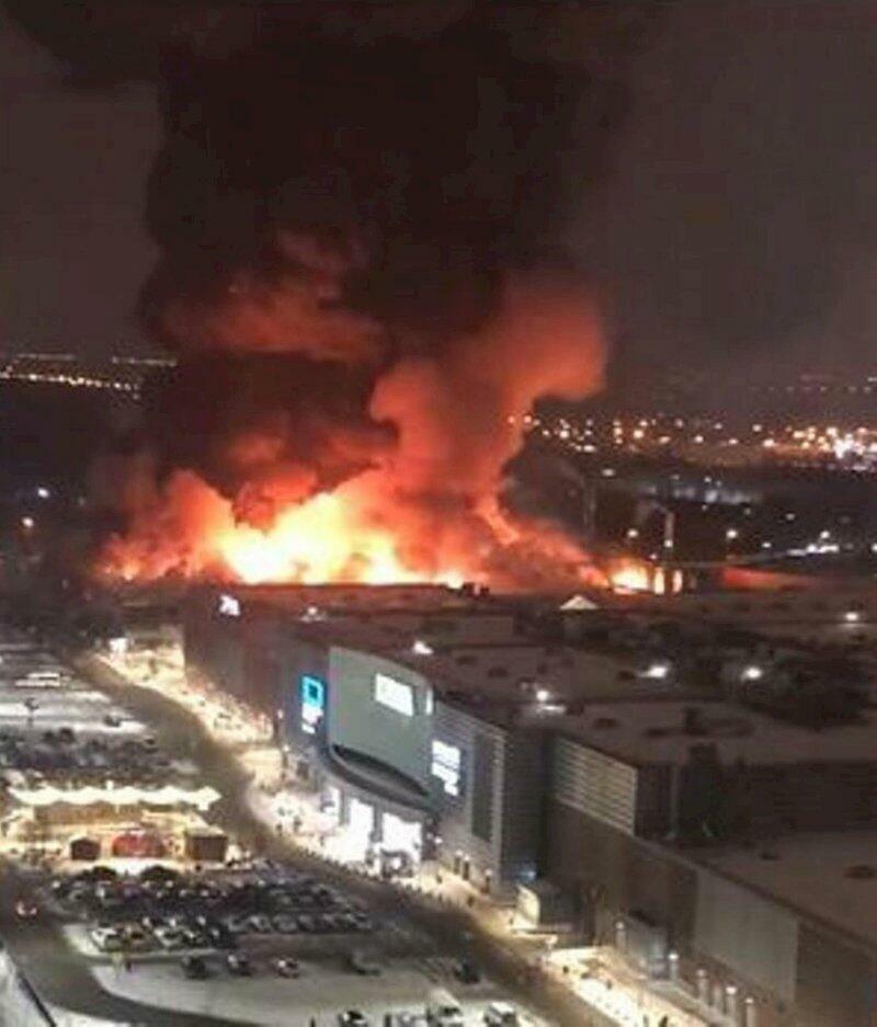Сильный пожар в крупном торговом центре в Москве