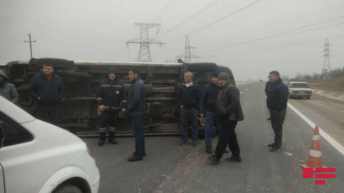 В Шамкире перевернулся автомобиль скорой помощи