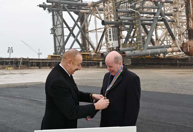 Президент Ильхам Алиев вручил орден “Достлуг” региональному президенту компании BP Гэри Джонсу