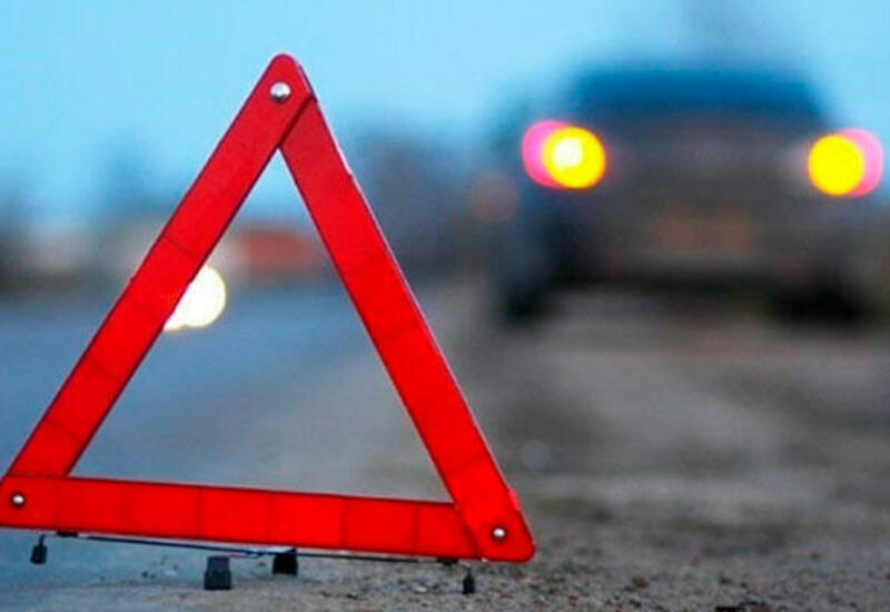 Mikroavtobusla minik maşını toqquşdu: ölən və