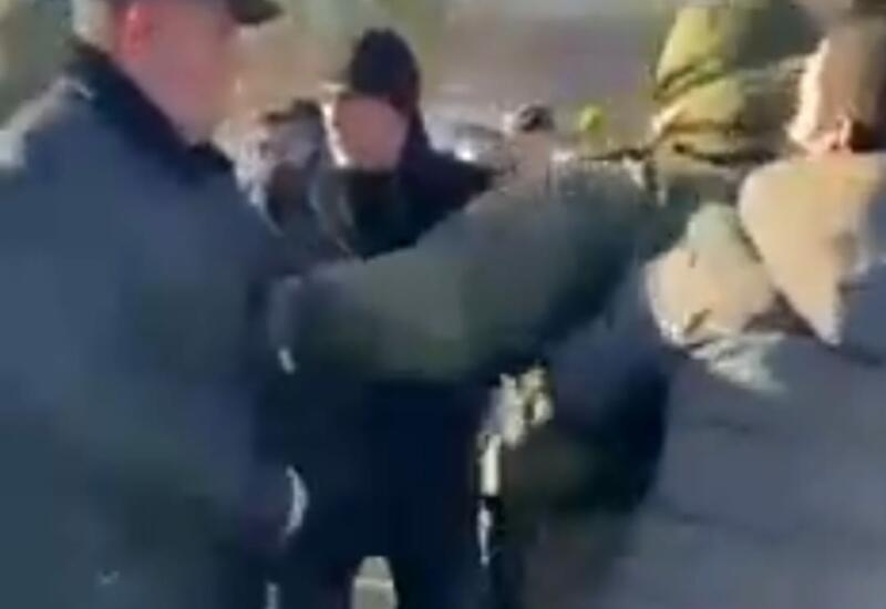 Azərbaycanlı fəal mübahisə edən sülhməramlını qaldırıb kənara atdı