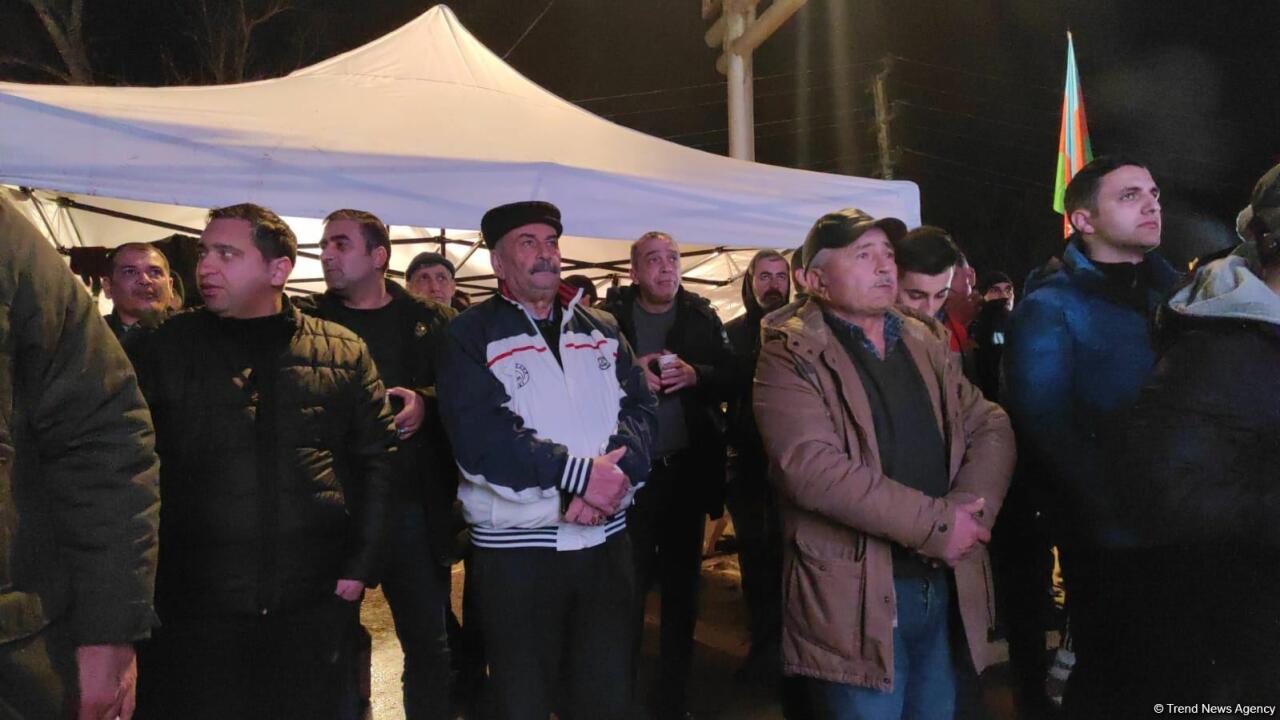 Участники акции протеста и миротворцы вместе смотрят футбольный матч Франция-Марокко