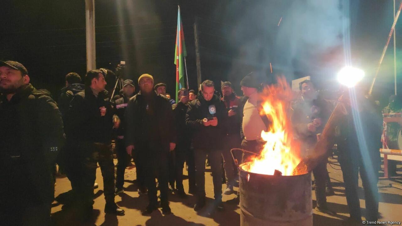 Участники акции протеста и миротворцы вместе смотрят футбольный матч Франция-Марокко