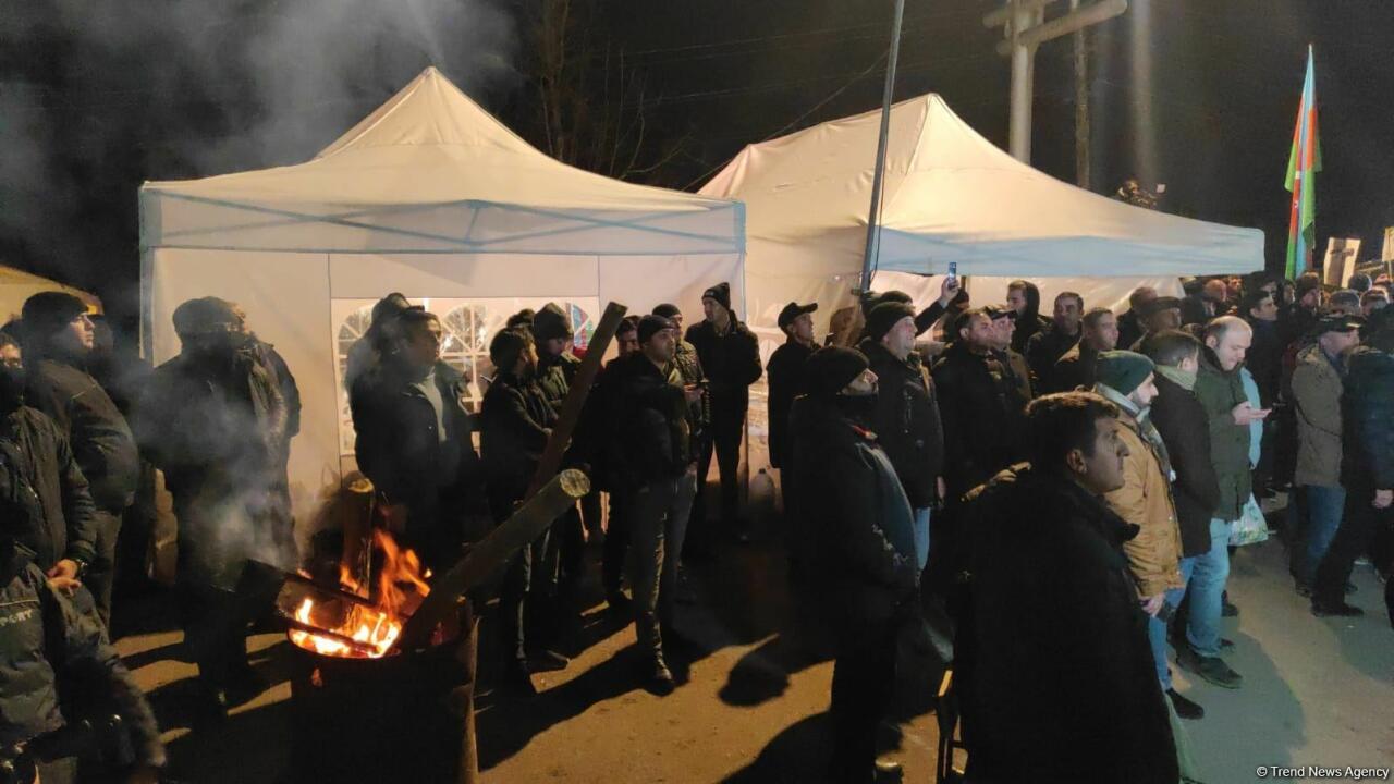 Участники акции протеста и миротворцы вместе смотрят футбольный матч Франция-Марокко