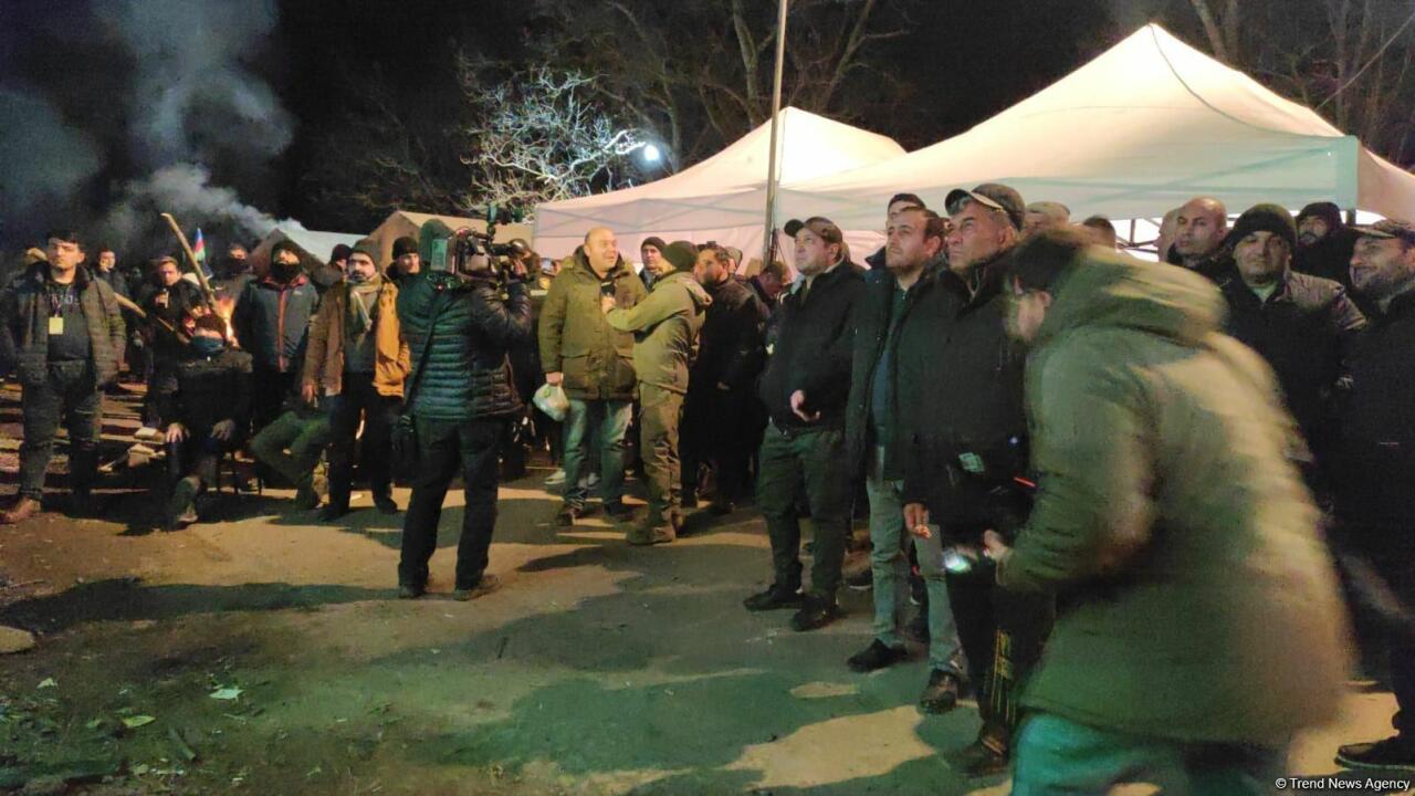 Участники акции протеста и миротворцы вместе смотрят футбольный матч Франция-Марокко