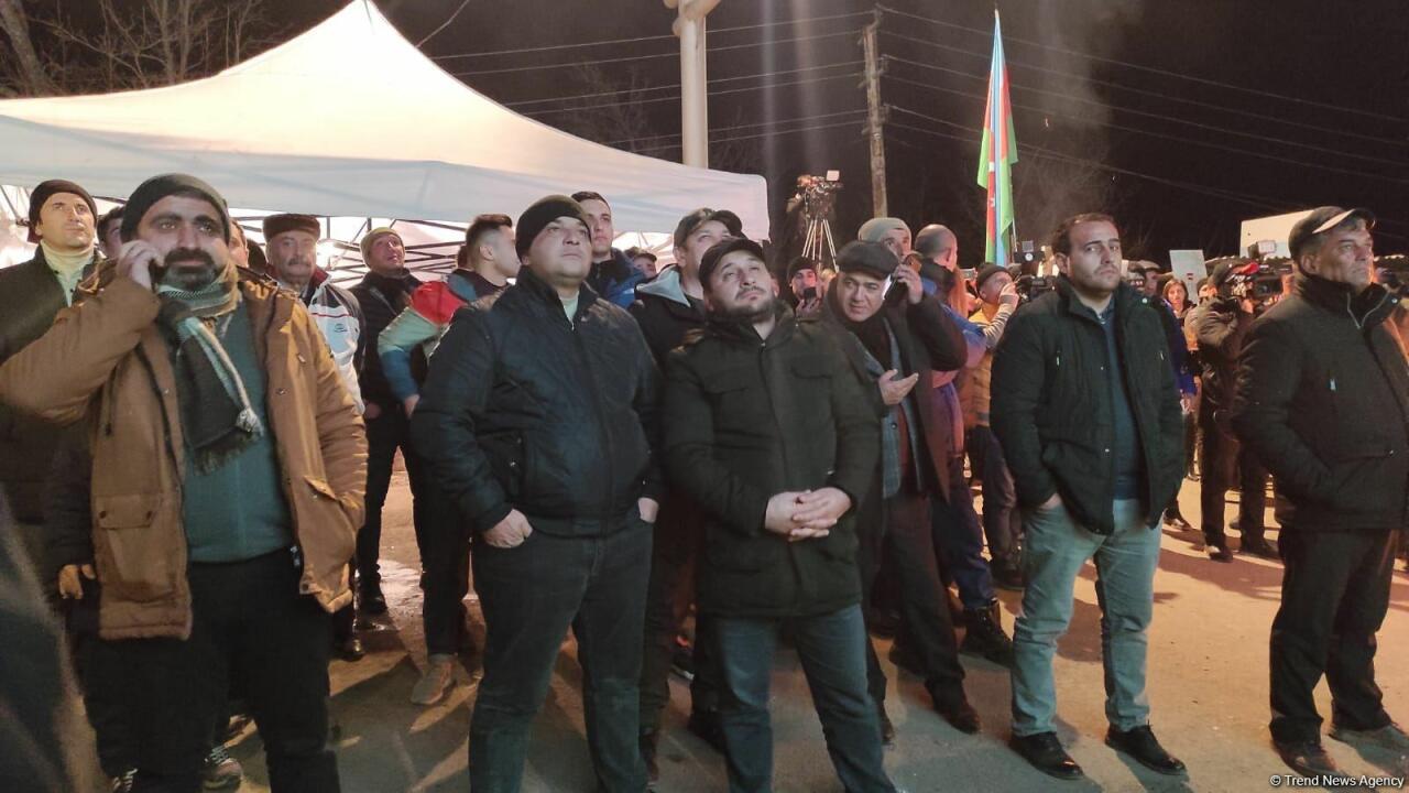 Участники акции протеста и миротворцы вместе смотрят футбольный матч Франция-Марокко