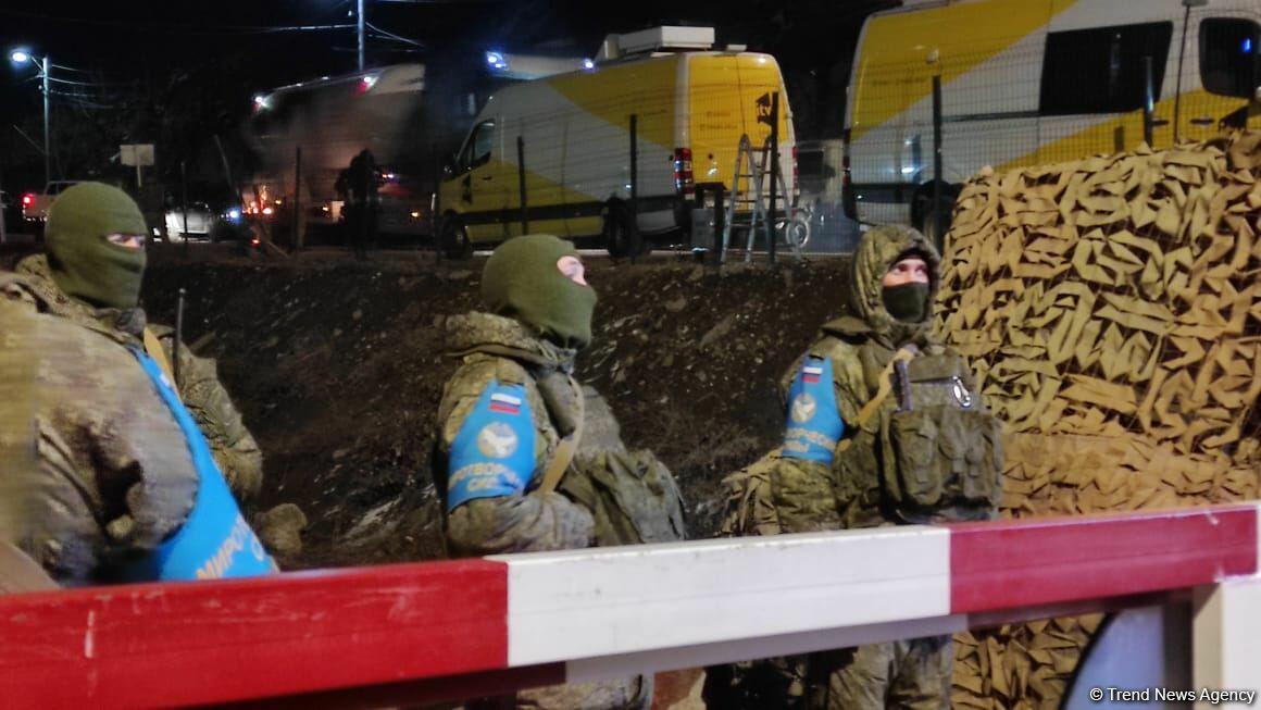 Участники акции протеста и миротворцы вместе смотрят футбольный матч Франция-Марокко