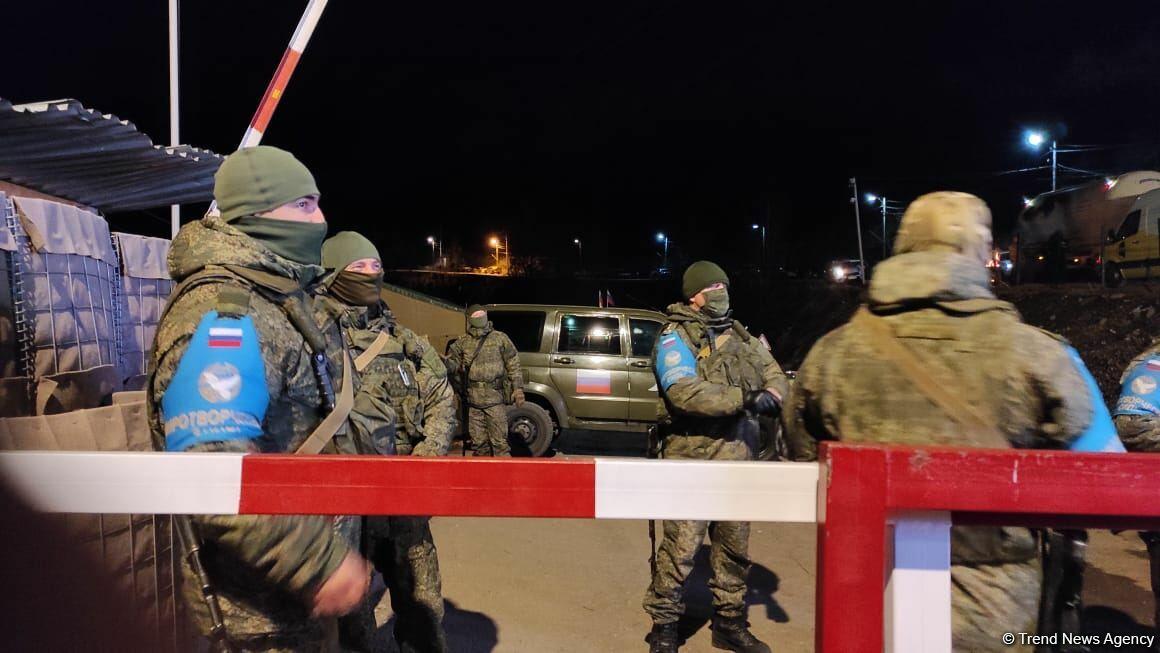 Участники акции протеста и миротворцы вместе смотрят футбольный матч Франция-Марокко