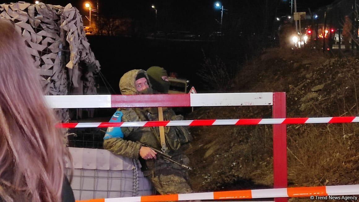 Участники акции протеста и миротворцы вместе смотрят футбольный матч Франция-Марокко