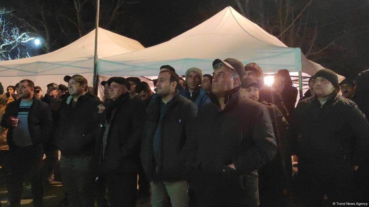 Участники акции протеста и миротворцы вместе смотрят футбольный матч Франция-Марокко