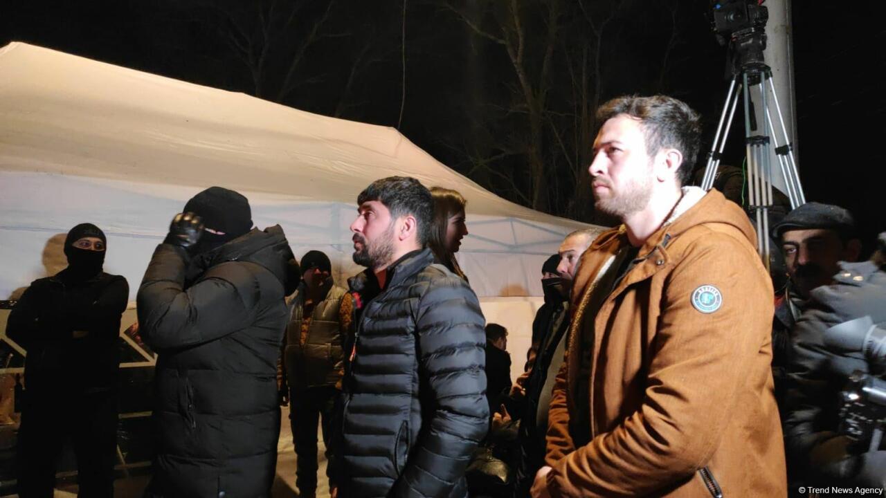 Участники акции протеста и миротворцы вместе смотрят футбольный матч Франция-Марокко