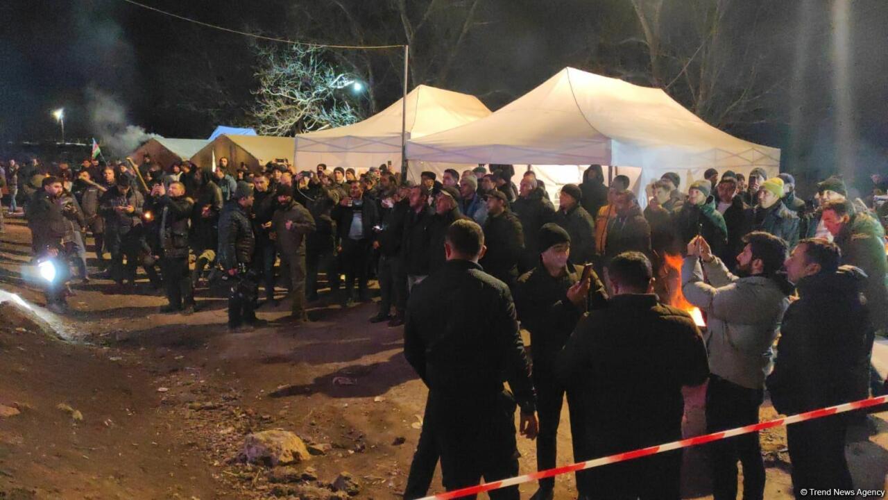 Участники акции протеста и миротворцы вместе смотрят футбольный матч Франция-Марокко
