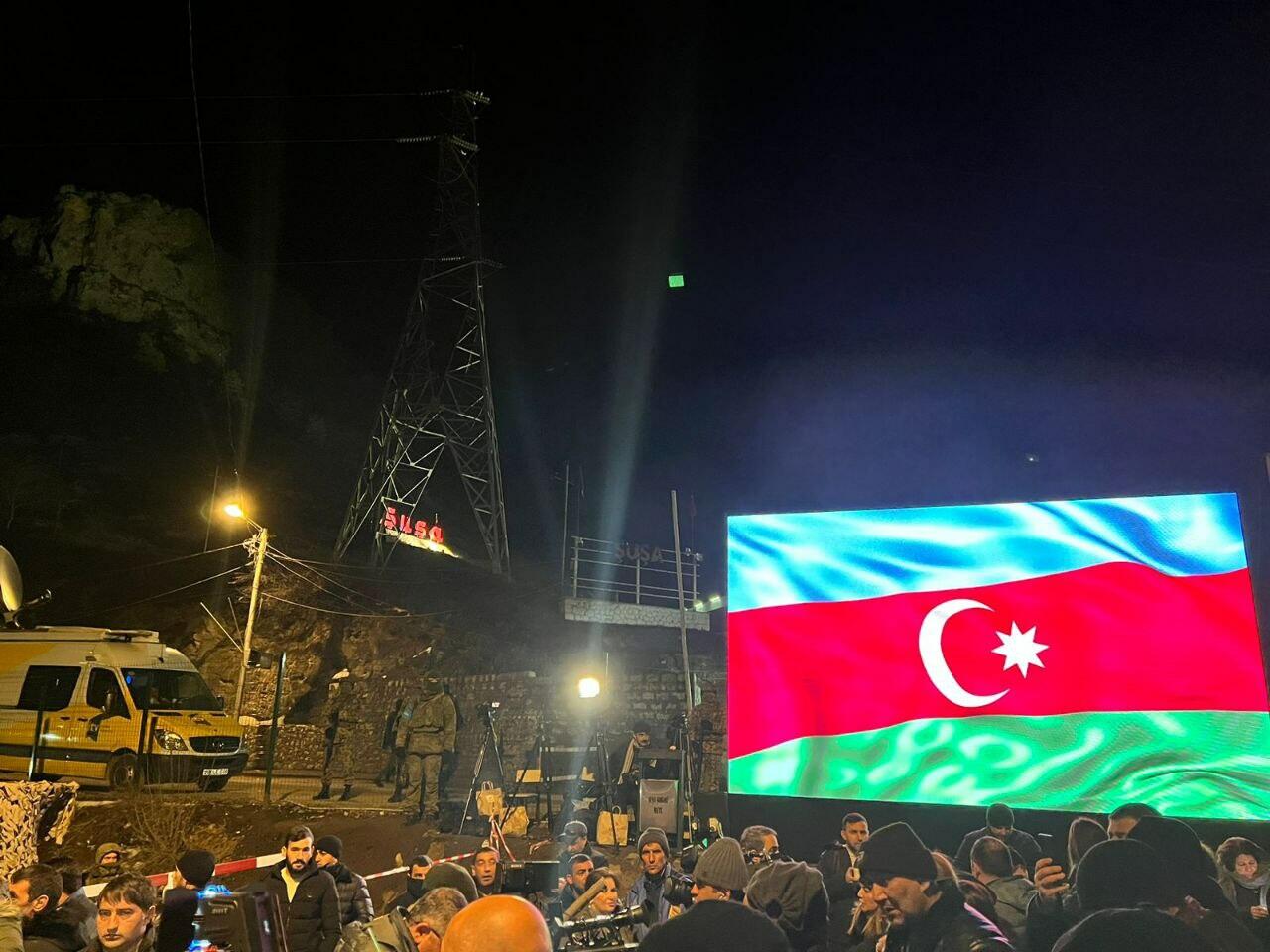 Участники акции протеста и миротворцы вместе смотрят футбольный матч Франция-Марокко