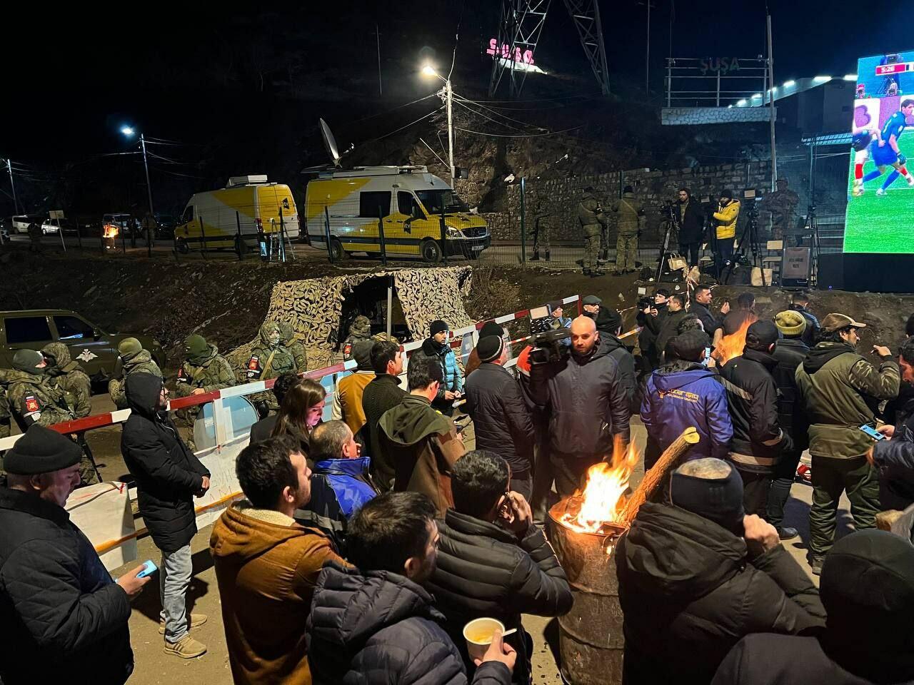 Участники акции протеста и миротворцы вместе смотрят футбольный матч Франция-Марокко