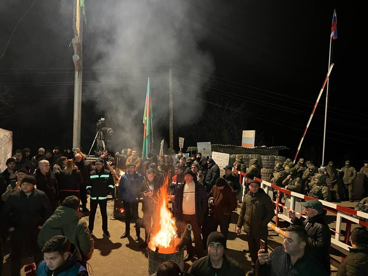 Участники акции протеста и миротворцы вместе смотрят футбольный матч Франция-Марокко