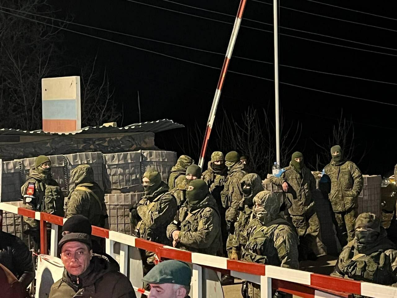 Участники акции протеста и миротворцы вместе смотрят футбольный матч Франция-Марокко