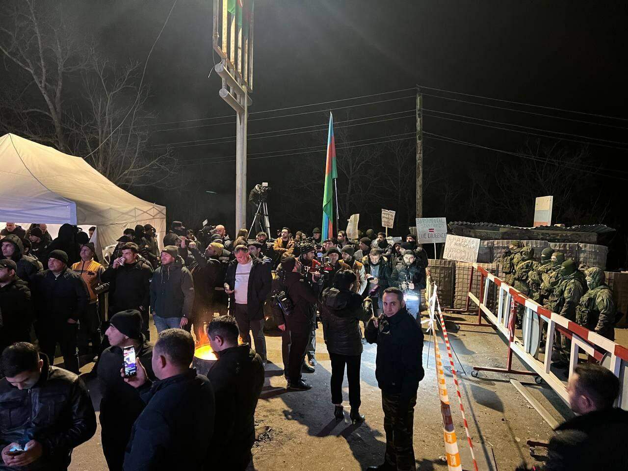 Участники акции протеста и миротворцы вместе смотрят футбольный матч Франция-Марокко