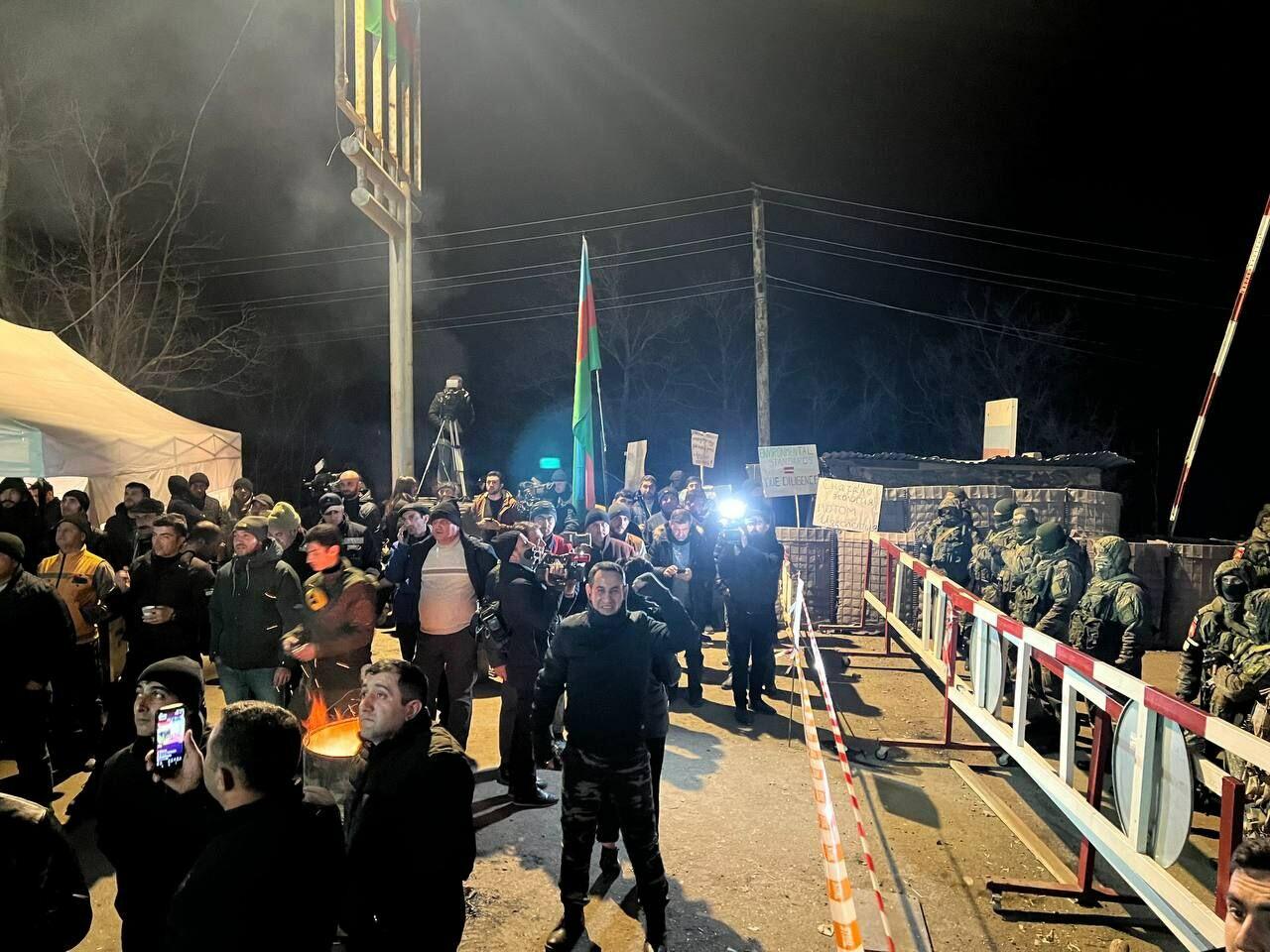Участники акции протеста и миротворцы вместе смотрят футбольный матч Франция-Марокко