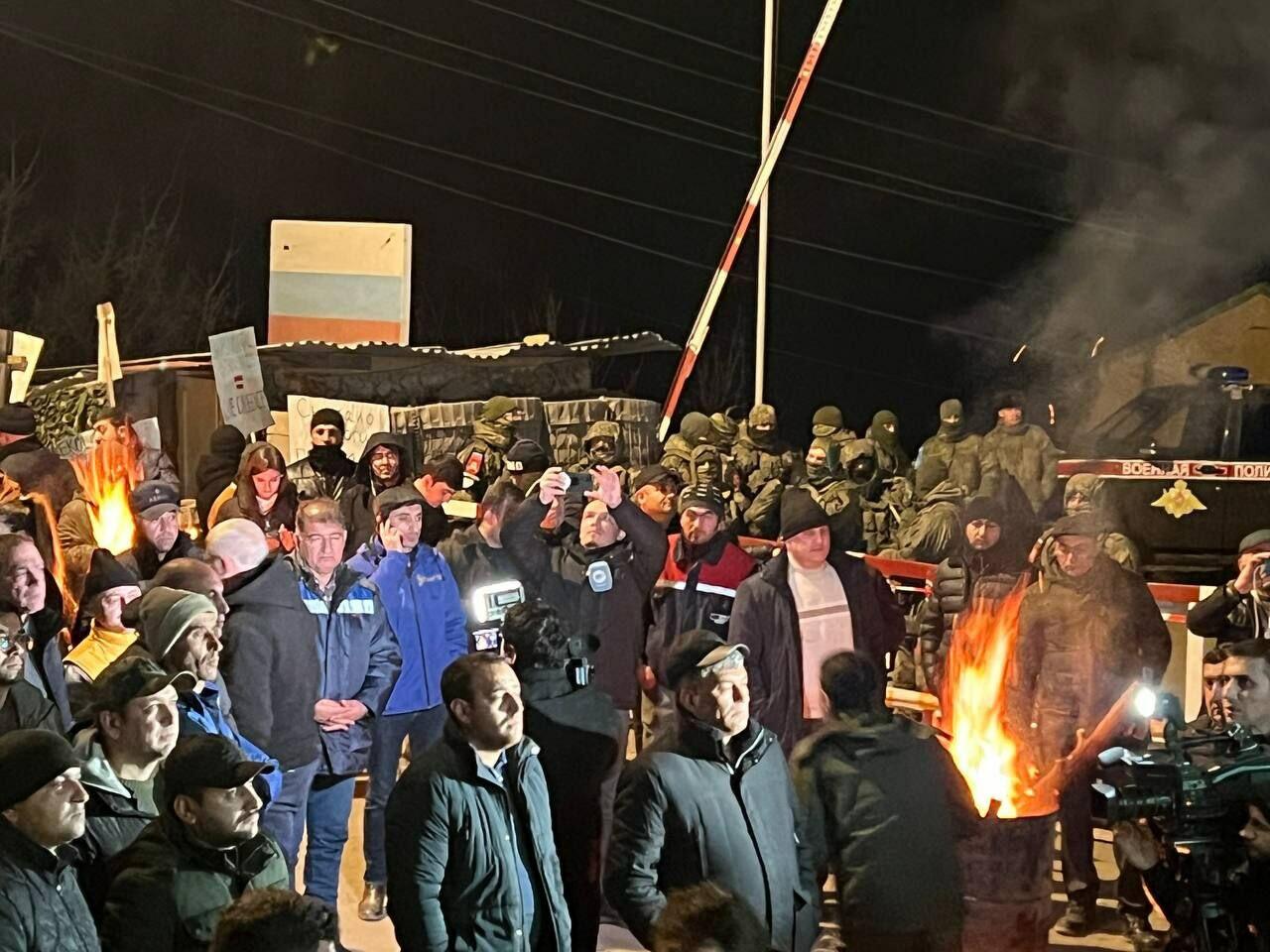 Участники акции протеста и миротворцы вместе смотрят футбольный матч Франция-Марокко
