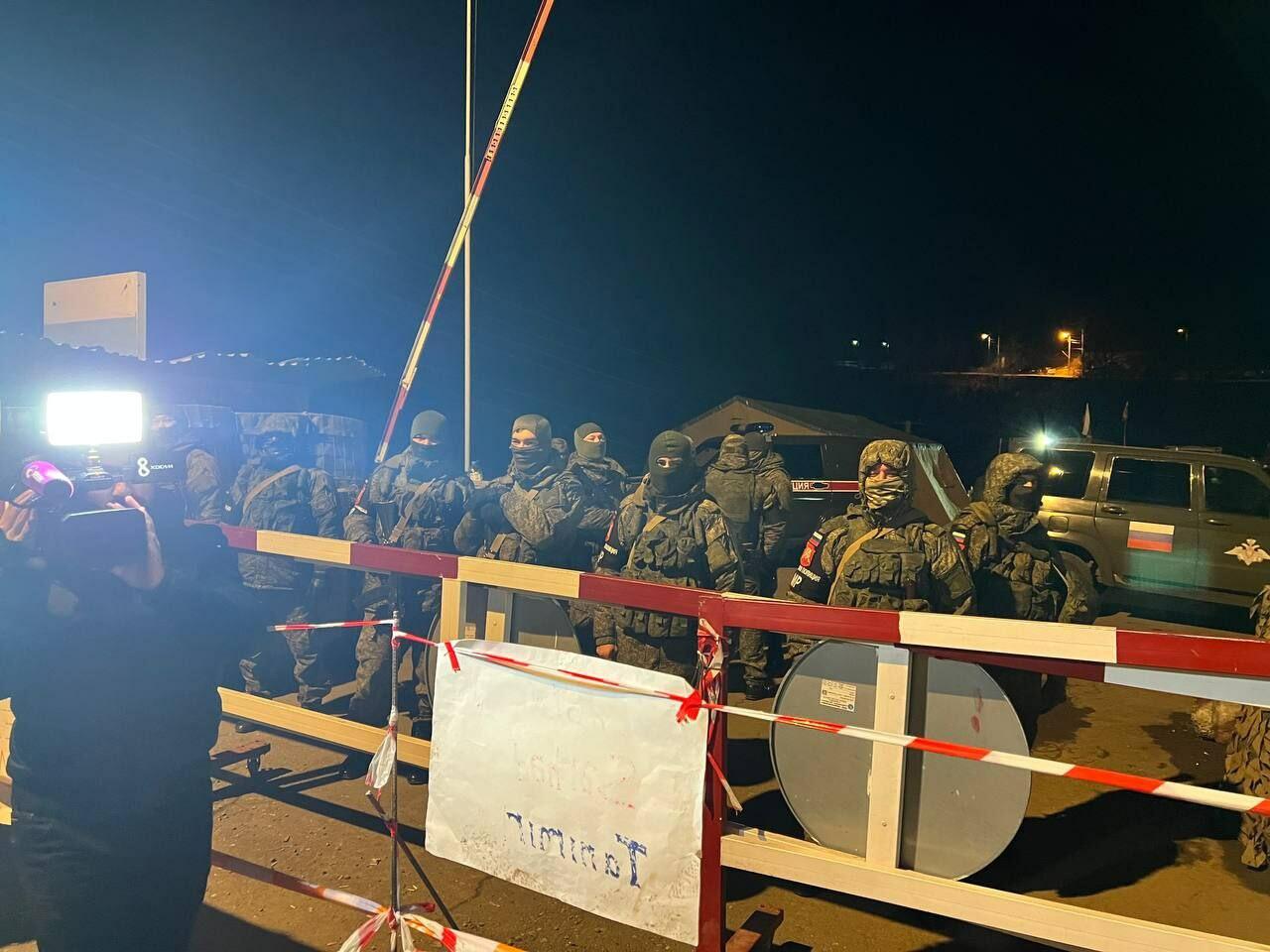 Участники акции протеста и миротворцы вместе смотрят футбольный матч Франция-Марокко