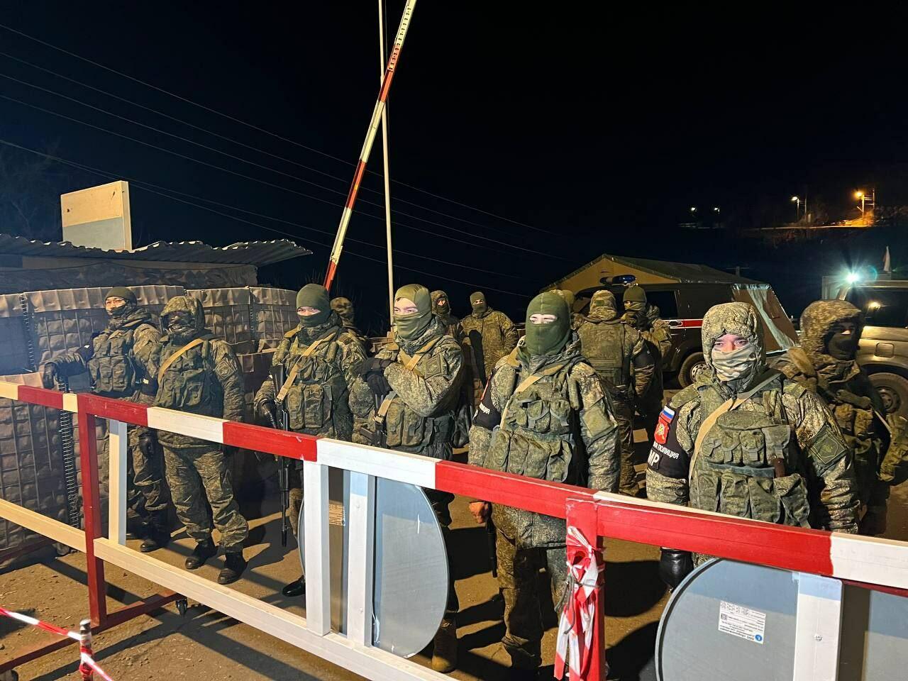 Участники акции протеста и миротворцы вместе смотрят футбольный матч Франция-Марокко