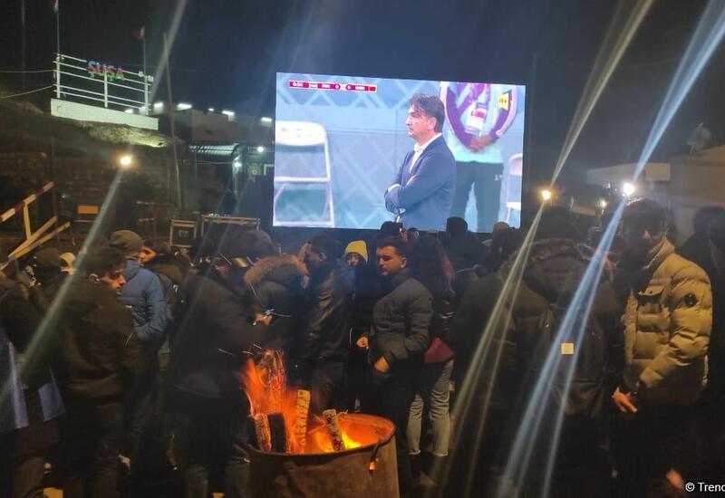 Aksiya iştirakçıları və sülhməramlılar dünya çempionatının oyununu birlikdə izləyir