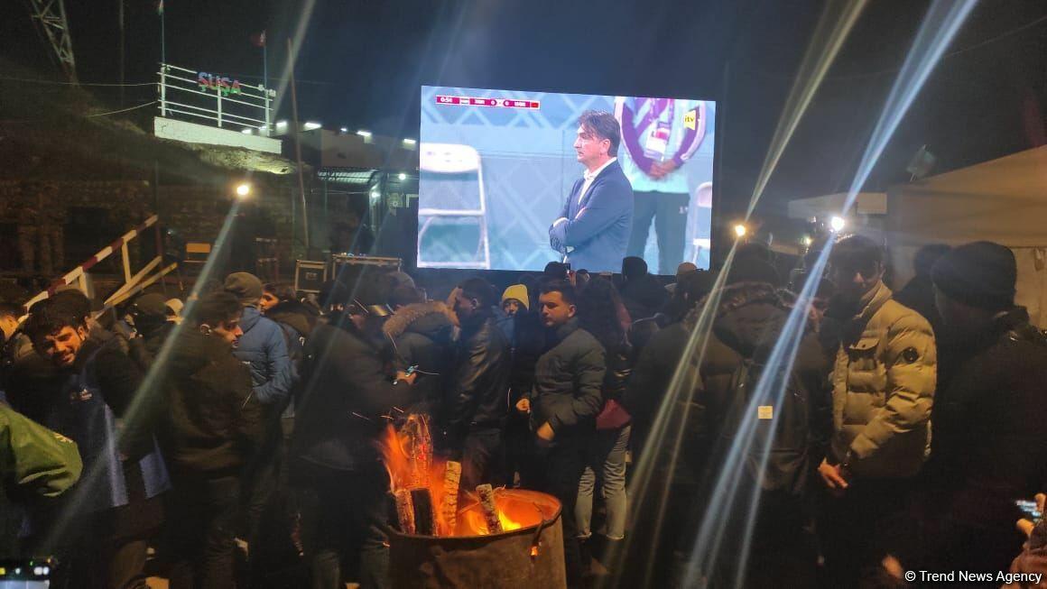 Aksiya iştirakçıları və sülhməramlılar dünya çempionatının oyununu birlikdə izləyir