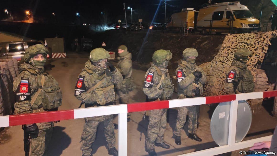 Aksiya iştirakçıları və sülhməramlılar dünya çempionatının oyununu birlikdə izləyir