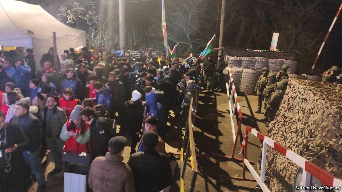 Aksiya iştirakçıları və sülhməramlılar dünya çempionatının oyununu birlikdə izləyir