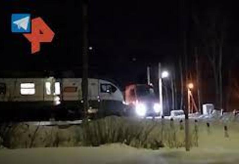 Водитель фуры чудом избежал гибели, застряв на путях перед поездом