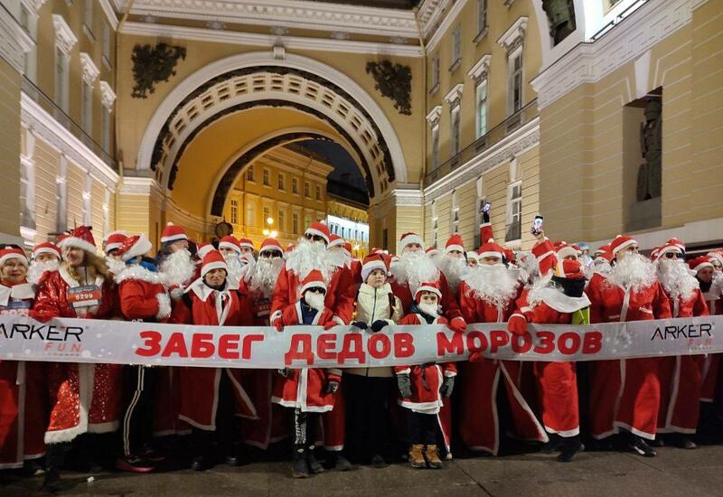 Более тысячи Дедов Морозов вышли на предновогодний забег в Санкт-Петербурге
