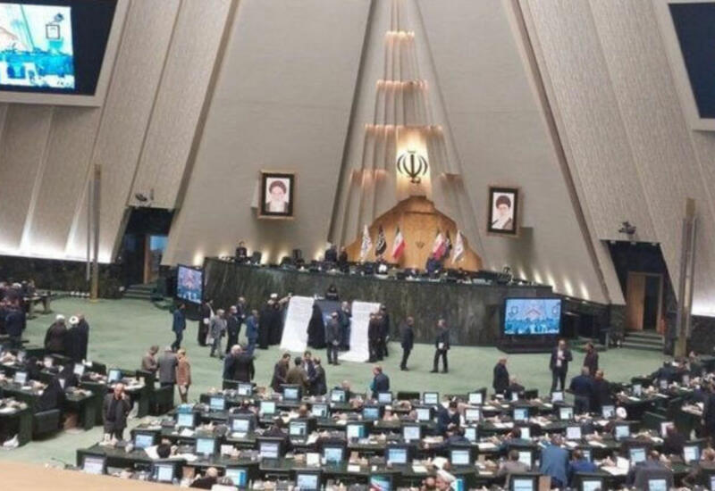 Иранский парламент намерен запретить должностным лицам покидать страну