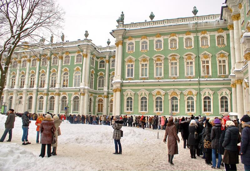 Бесконечная очередь у Эрмитажа в Петербурге