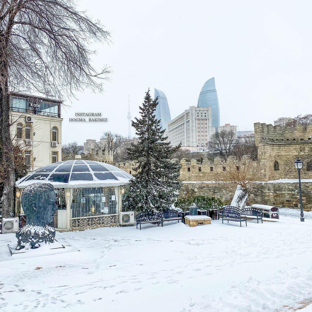 Редкая снежная зима в Баку