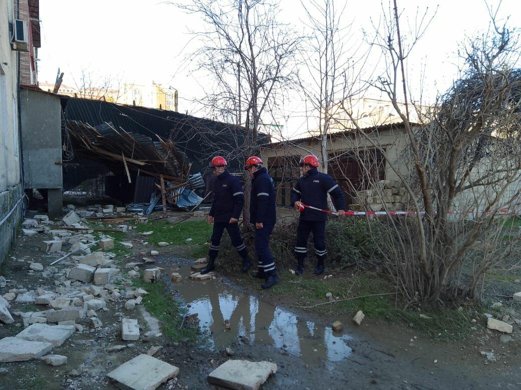 Xaçmazda güclü külək çoxmərətəbəli binanın dam örtüyünü uçurub
