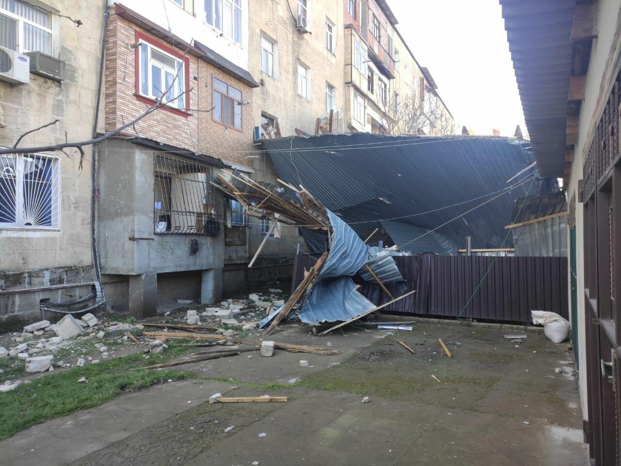 Xaçmazda güclü külək çoxmərətəbəli binanın dam örtüyünü uçurub