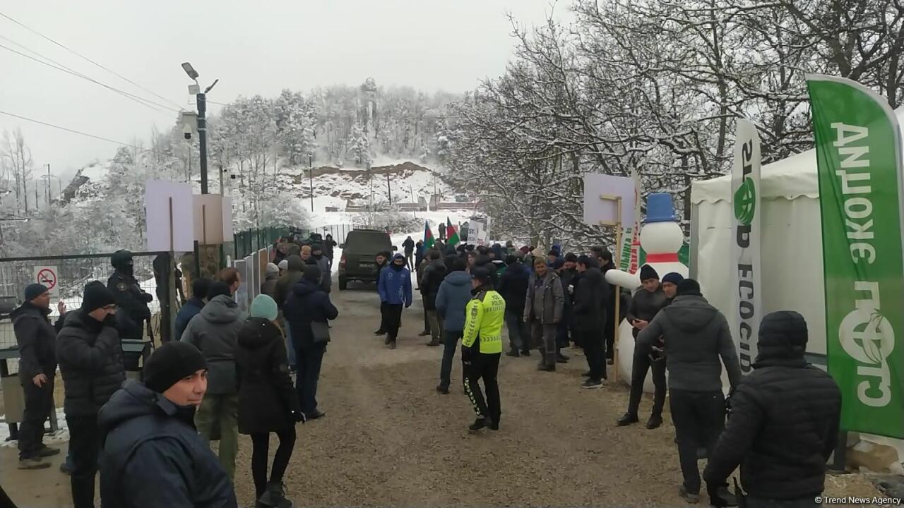 Иностранные журналисты стали свидетелями беспрепятственного проезда автомобиля миротворцев по Лачинской дороге