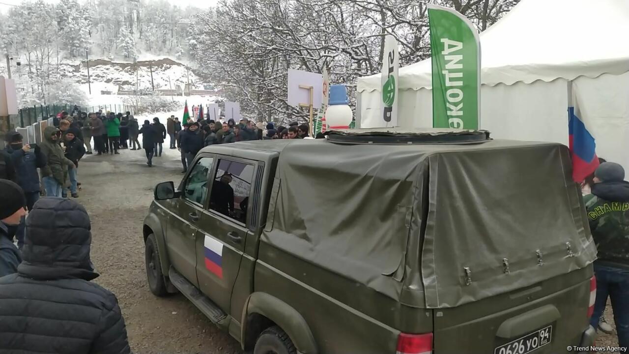 Иностранные журналисты стали свидетелями беспрепятственного проезда автомобиля миротворцев по Лачинской дороге