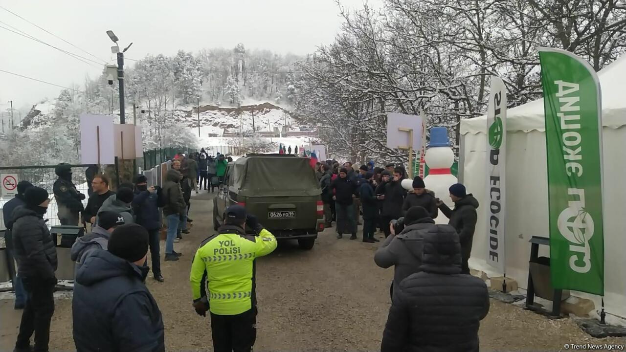 Иностранные журналисты стали свидетелями беспрепятственного проезда автомобиля миротворцев по Лачинской дороге