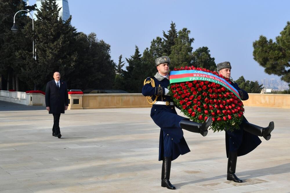 Президент Ильхам Алиев посетил Шехидляр хиябаны в связи с 33-й годовщиной трагедии 20 Января
