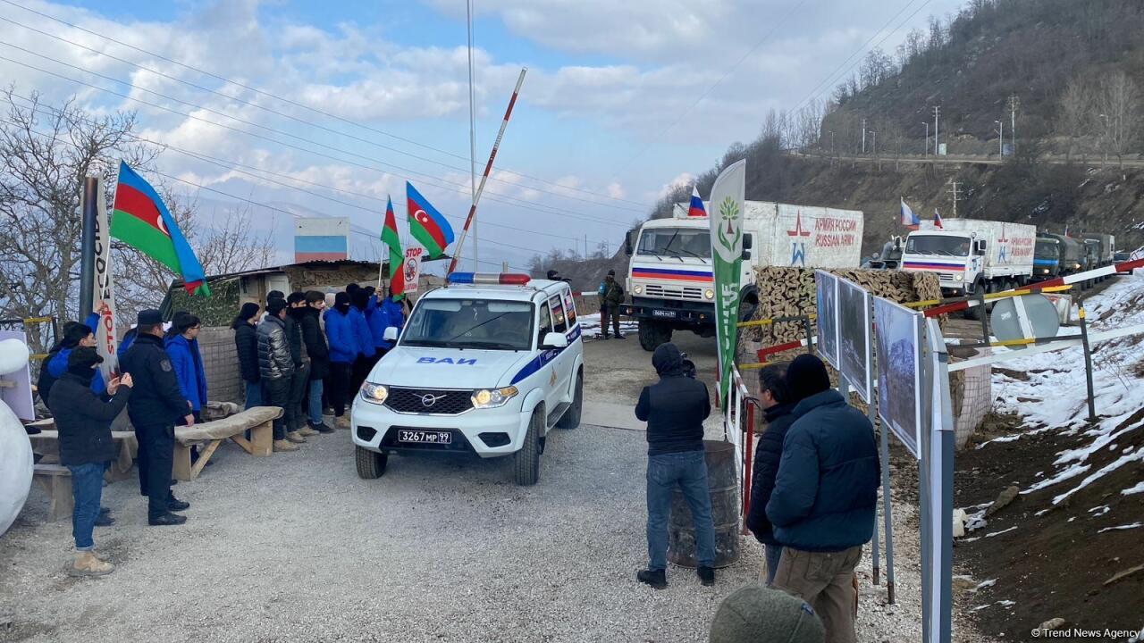 По Лачинской дороге беспрепятственно проехали еще 13 автомобилей миротворцев