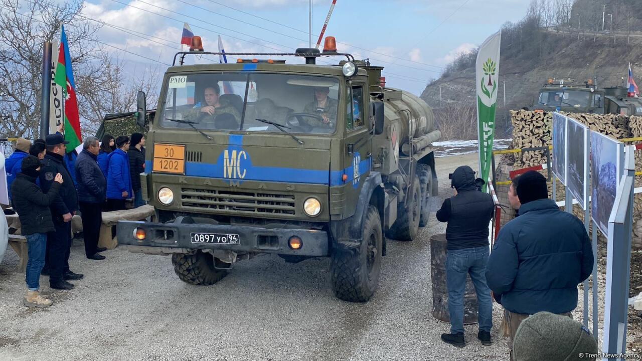 По Лачинской дороге беспрепятственно проехали еще 13 автомобилей миротворцев