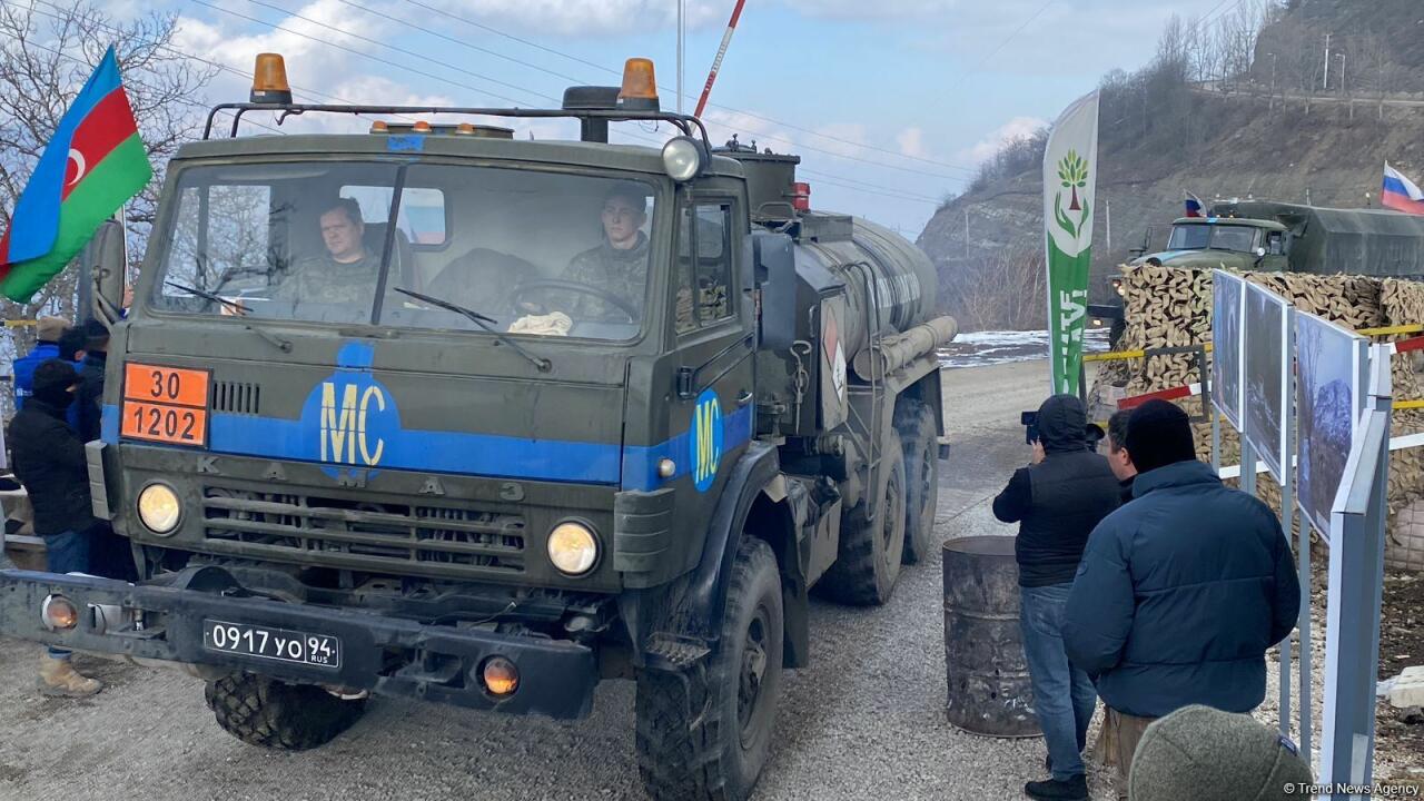 По Лачинской дороге беспрепятственно проехали еще 13 автомобилей миротворцев