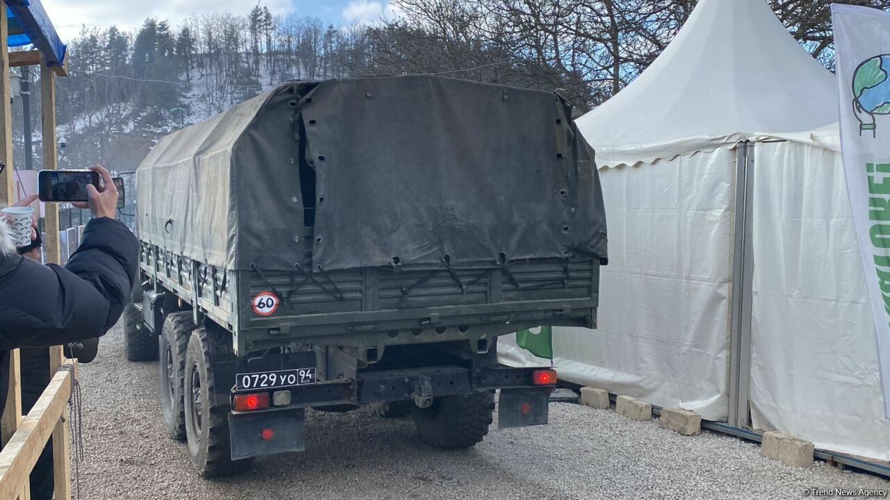 По Лачинской дороге беспрепятственно проехали еще 13 автомобилей миротворцев