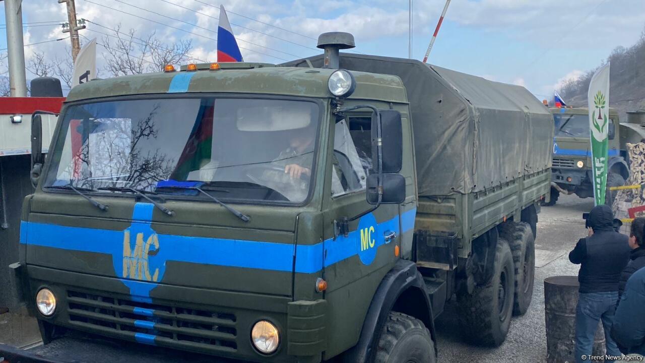 По Лачинской дороге беспрепятственно проехали еще 13 автомобилей миротворцев