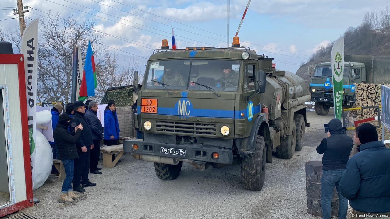 По Лачинской дороге беспрепятственно проехали еще 13 автомобилей миротворцев