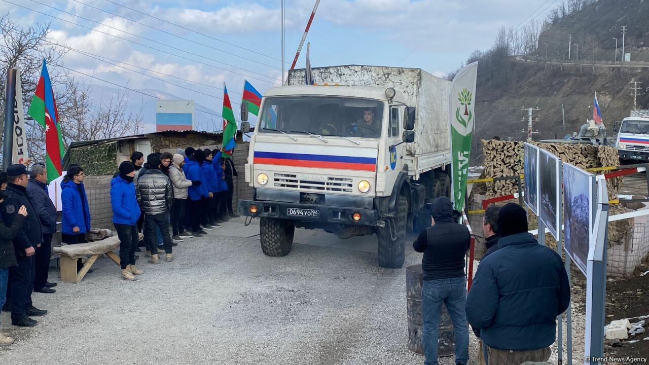 По Лачинской дороге беспрепятственно проехали еще 13 автомобилей миротворцев