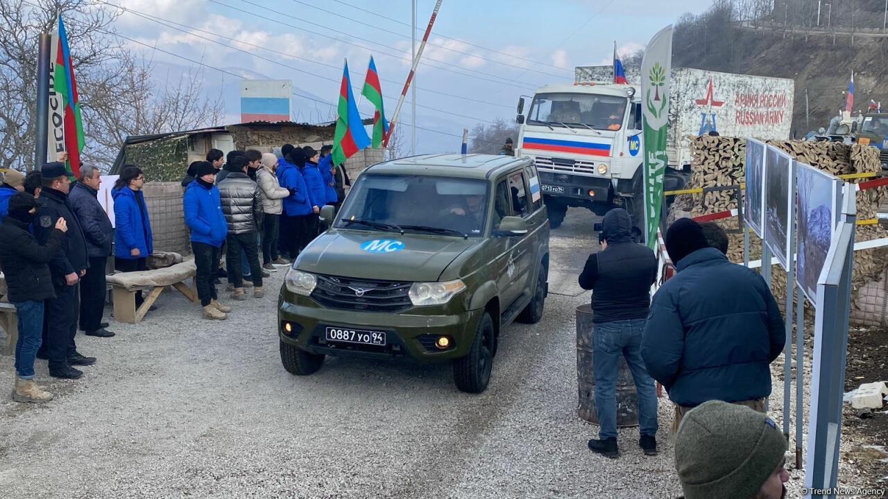 По Лачинской дороге беспрепятственно проехали еще 13 автомобилей миротворцев