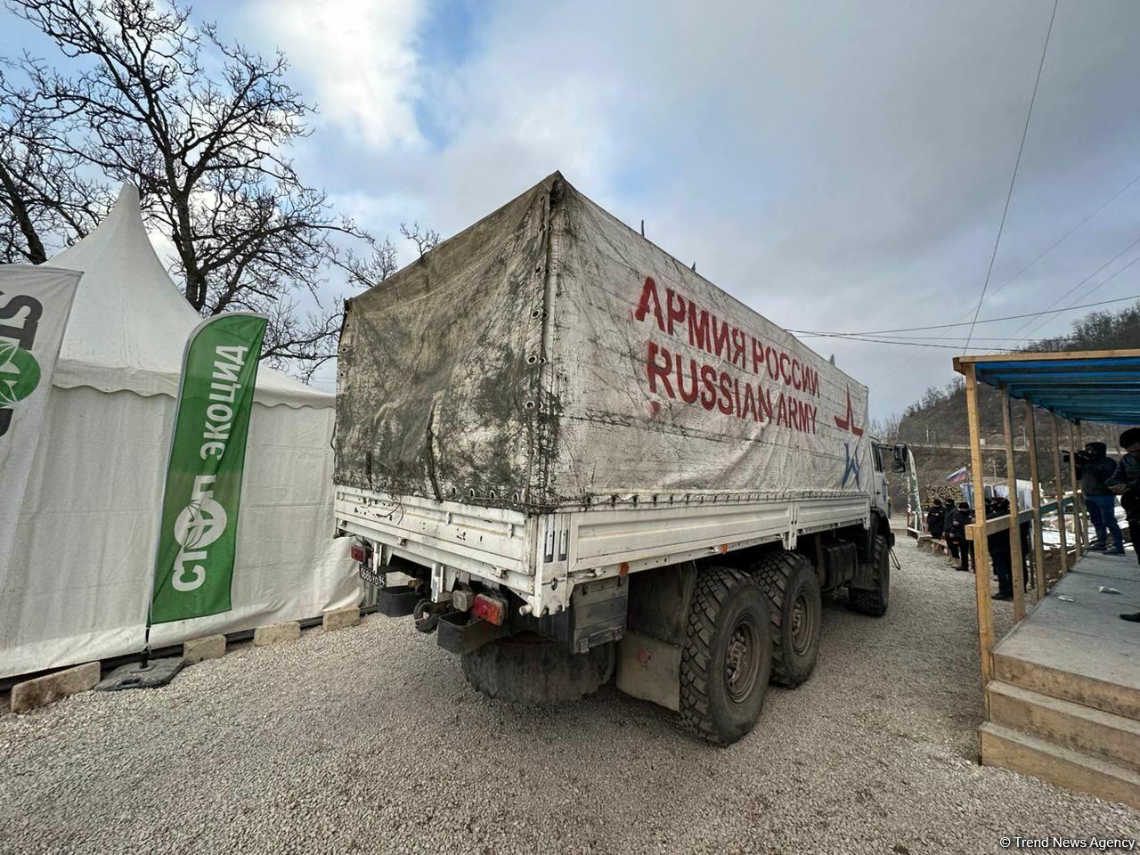 По Лачинской дороге беспрепятственно проехали еще 6 грузовых автомобилей миротворцев